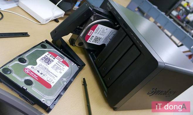 NAS 전용 HDD인 WD RED 2대를 탑재해 리뷰를 진행했다