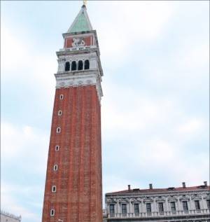 산마르코 광장의 등대 역할을 하는 ‘대종루’