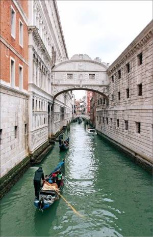 두칼레 궁전과 프리지오니 누오베 감옥을 연결하는 ‘탄식의 다리’