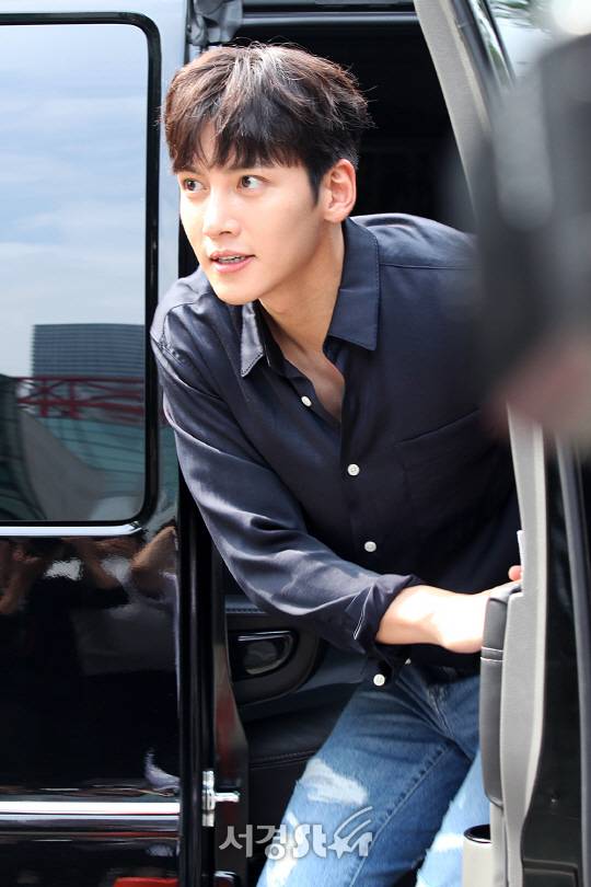 배우 지창욱이 18일 오후 서울시 영등포구 여의도동 KBS 신관공개홀에서 열리는 KBS ‘유희열의 스케치북’ 녹화에 참석하기 위해 출근하고 있다.