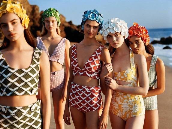 모노키니와 하이 웨이스트 수영복에 화려한 무늬를 접목한 미우미우의 수영복/사진=미우미우