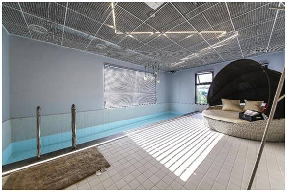 인천 구월동의 모텔 ‘느낌’. 복층 구조로 구성된 객실 2층에 있는 널찍한 개별 수영장에서 햇살을 받으며 여유를 즐길 수 있다. 위드이노베이션 제공