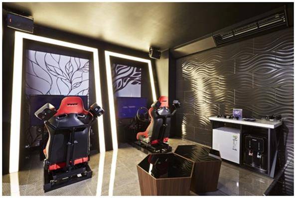 서울 신설동의 부티크나인 객실 안에는 오락실에 온 것처럼 레이싱 게임을 즐길 수 있는 게임 시설이 갖춰져 있다. 위드이노베이션 제공