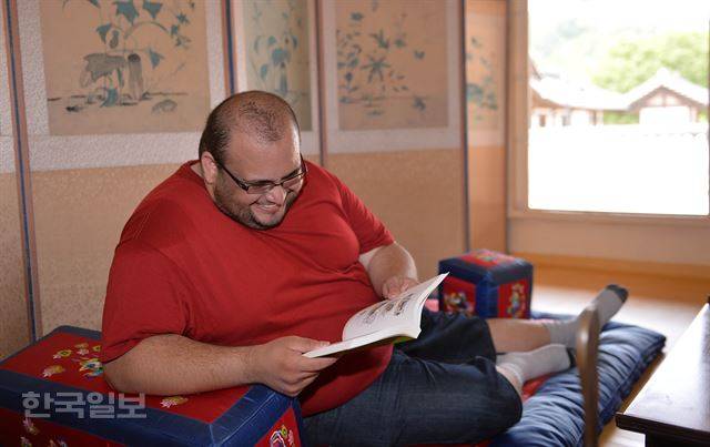 [저작권 한국일보] 19일 남산골한옥마을에서 한 외국인이 만화책을 보고 있다. 2017.7.19 / 류효진기자 /2017-07-19(한국일보)