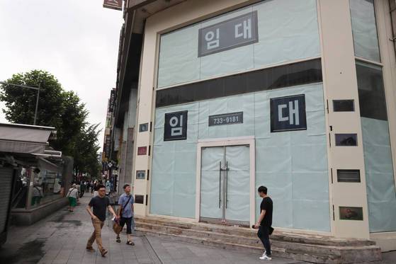 종로2가 한가운데에 있는 이 매장은 7개월째 비어 있는 상태다.이 점포 역시 임대료가 치솟던 시기에 매장을 철수했다.