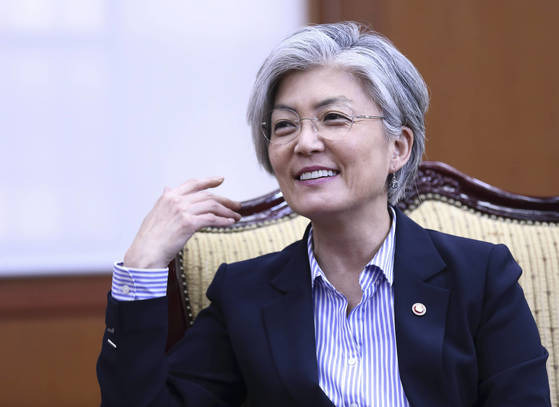 강경화 외교부 장관이17일 서울 종로구 도렴동 외교부 청사에서 중앙일보와 인터뷰를 하고 있다. 임현동 기자