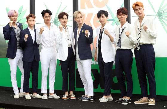 18일 그랜드워커힐서울에서 4집 '더 워' 발매 기념 기자간담회를 가진 엑소. [사진 일간스포츠]