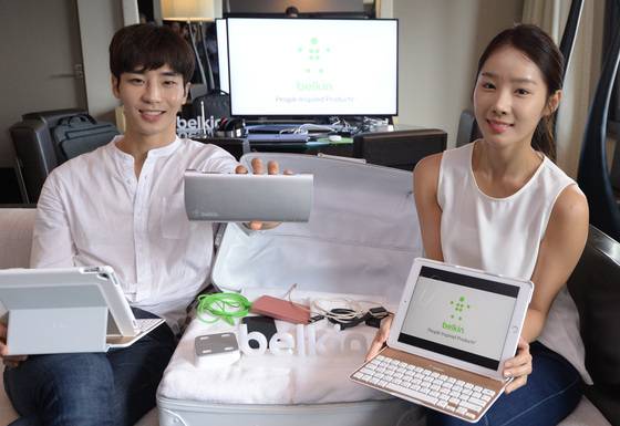 20일 서울 중구 더 플라자 호텔에서 한국벨킨 모델들이 여름 휴가 시즌을 맞아 벨킨 스마트 솔루션을 선보이고 있다.  2017.7.20/뉴스1 © News1 송원영 기자