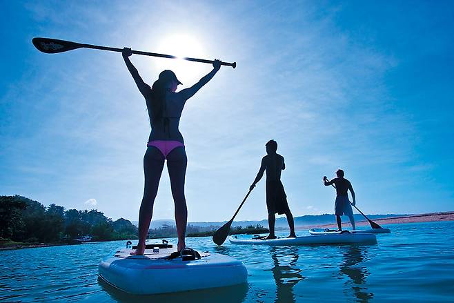롬복섬에서 서핑을 즐기는 관광객들