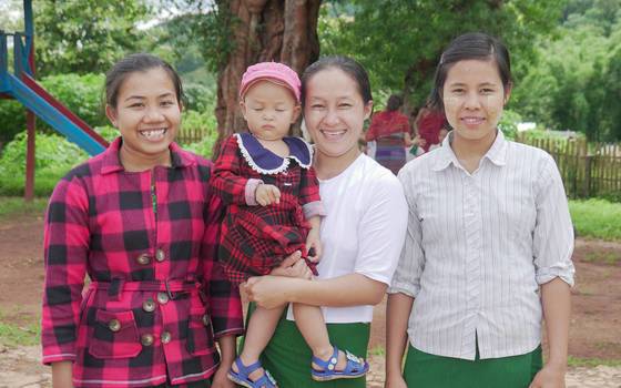 얼굴에 천연 선크림 타나카를 바른 여인들.