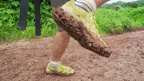 우기에는 피할 수 없는 '빗길 트레킹'.