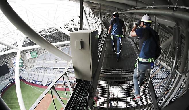 돔경기시설팀 이춘우 과장과 이민승 대리가 지난 5일 오전 서울 구로구 고척스카이돔에서 조명 점검을 하기 위해 캣워크를 걷고 있다. 김경록 기자