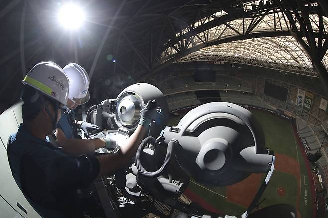 돔경기장 시설팀 이춘우 과장과 이민승 대리가 지난 5일 오전 서울 구로구 고척스카이돔에서 조명 점검을 하고 있다. 항상 2인1조로 작업한다. 김경록 기자