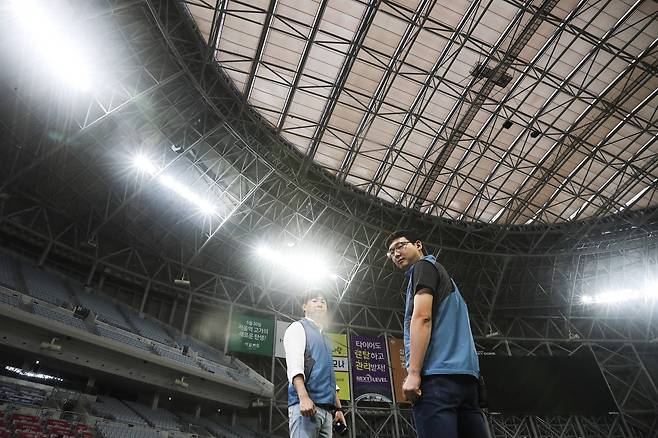 돔경기장 시설팀 이춘우 과장(오른쪽)과 이민승 대리가 18일 오전 서울 구로구 고척스카이돔에서 포즈를 취하고 있다. 김경록 기자