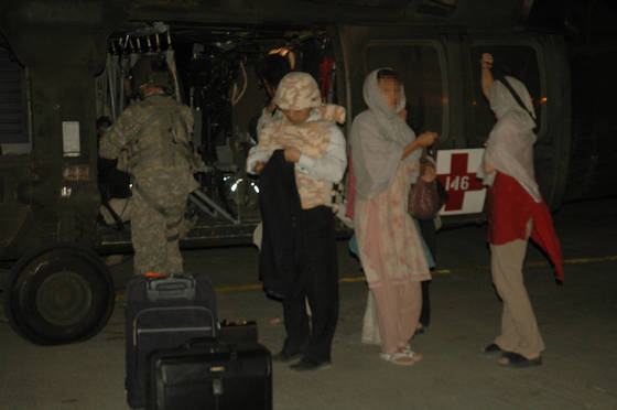 아프가니스탄에서 피랍됐던 19명의 한국인 인질이 석방됐던 당시 모습. [사진 국정원 제공]