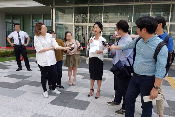 아파트 난방비 비리를 폭로하며 페이스북에 허위사실을 올린 등의 혐의로 재판에 넘겨진 배우 김부선(56)씨가 20일 서울동부지법 앞에서 기자들과 만나 이야기하고 있다. [연합뉴스]