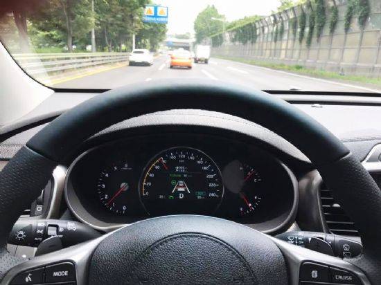 SCC, LKA 기능 등이 실행된 채 주행중인 더 뉴 쏘렌토. (사진=지디넷코리아)