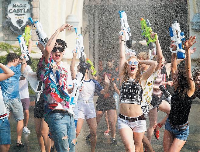신나는 물총 싸움으로 무더위를 잊어볼까? 여름 축제 ‘쿨 워터&핫 삼바’가 한창인 롯데월드에선 신나는 음악과 함께 짜릿한 물총 싸움을 즐길 수 있다.