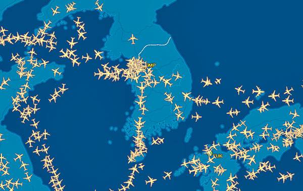 지난 7일 오후 2시 40분쯤 실시간 추적으로 확인한 인천공항 주변 항공기들. 낮 시간대에는 1분에 한 대꼴로 인천공항에 이착륙한다. / flightaware 홈페이지 캡처