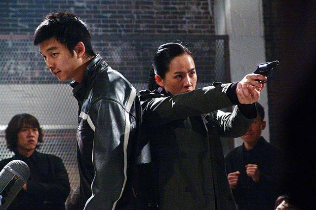 김선아(오른쪽)는 영화 ‘잠복근무’에서 공유와 호흡을 맞췄다. 한국일보 자료사진