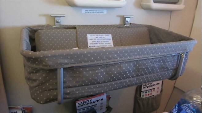 벌크헤드 좌석에 설치한 아기 베시넷 사진. 아기 신장이 75~76cm 이하, 몸무게가 11~14kg 미만을 충족해야 한다./사진=유튜브 페이지 'TheSolutionCorner'