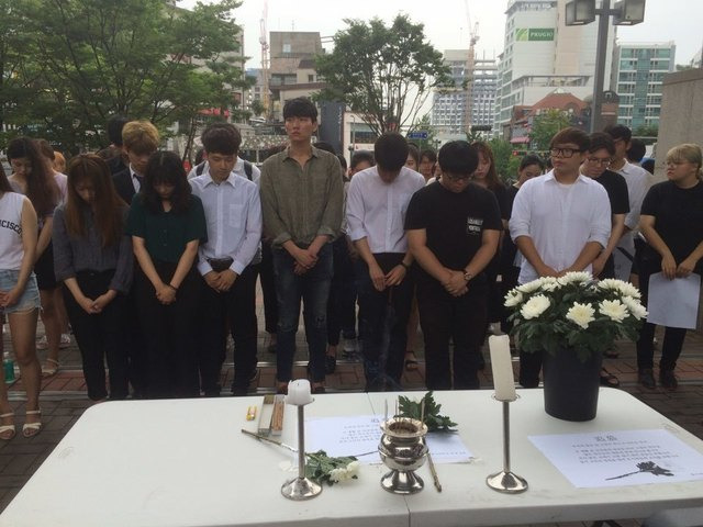 24일 오전 서울 마포구 홍익대학교 정문 앞에서 고 고필주 일병의 친구들과 교수진들이 임시로 마련된 분향소 앞에서 묵념하고 있다.