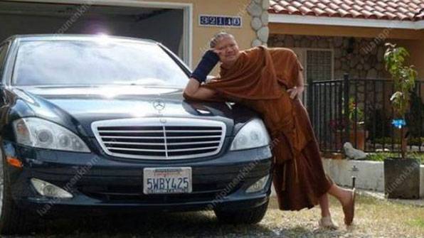 미국 도피 중 고급 승용차 앞에서 포즈를 취하고 있는 넨캄. 페이스북 사진.