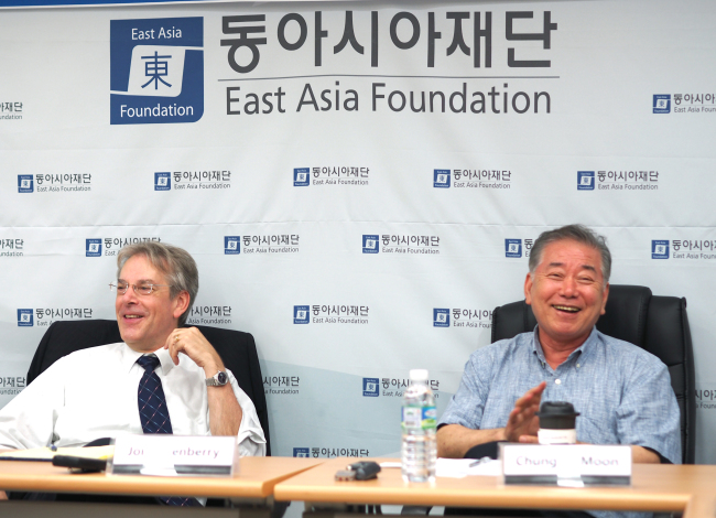 Professor John Ikenberry (left) and Dr. Moon Chung-in, distinguished professor emeritus at Yonsei University Songdo Campus who has been tapped as the new administration’s special adviser on foreign affairs, at a seminar at the East Asia Foundation in Seoul on July 12 (Joel Lee/The Korea Herald)