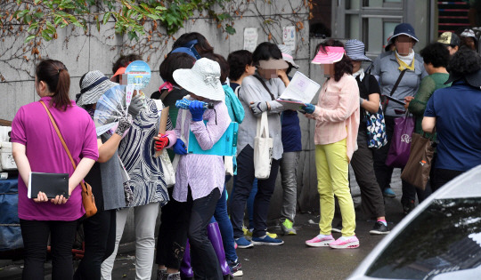 경찰의 대대적인 부동산 불법거래 수사가 시장에 어떤 영향을 미칠지 주목된다. 지난달 서울의 한 분양 아파트 모델하우스 앞에서 ‘떴다방’ 관계자들이 영업을 하고 있다.        /서울경제DB