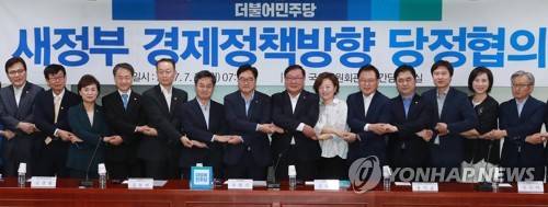 (서울=연합뉴스) 홍해인 기자 = 더불어민주당 우원식 원내대표(왼쪽 일곱번째)와 김동연 경제부총리 겸 기획재정부 장관(왼쪽 여섯번째) 등 더불어민주당 의원과 경제장관들이 24일 오전 서울 여의도 국회 의원회관에서 열린 새정부 경제정책방향 당정협의에 참석해 손을 맞잡고 있다.       왼쪽부터 최종구 금융위원장, 김상조 공정거래위원장, 김현미 국토교통부 장관, 박능후 보건복지부 장관, 백운규 산업통상자원부 장관, 김 경제부총리, 우 원내대표, 김태년 정책위의장, 진선미 제1정조위원장, 박광온 제2정조위원장, 김종민, 김해영 의원, 유은혜 제5정조위원장, 권칠승 정책위부의장. 2017.7.24      hihong@yna.co.kr