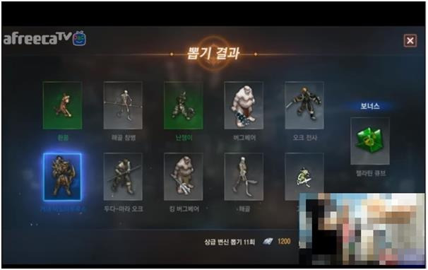 지난 22일 한 유명 아프리카TV 인터넷방송진행자(BJ)가 실시간으로 '리니지M' 게임을 하는 방송을 진행하면서 강력한 게임 캐릭터를 구성하기 위해 한 번에 현금 약 3만3,000원이 소진되는 '뽑기'를 반복해서 하고 있다. 아프리카TV 인터넷방송 캡쳐