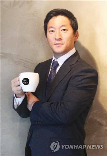 (서울=연합뉴스) 카페 '할리스', '카페베네', '망고식스'를 이끌어 '커피왕'으로 알려진 강훈(49) KH컴퍼니 대표가 자택에서 숨진 채 발견됐다. 2017.7.25 [KH컴퍼니 제공=연합뉴스]        chungwon@yna.co.kr
