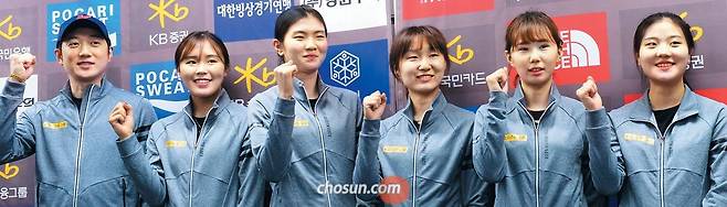 25일 기자회견장에서 주먹 쥐고 선전을 다짐하는 쇼트트랙 여자대표팀 선수들. 사진 왼쪽부터 조재범 코치, 김아랑, 심석희, 최민정, 김예진, 이유빈. /최문영 기자
