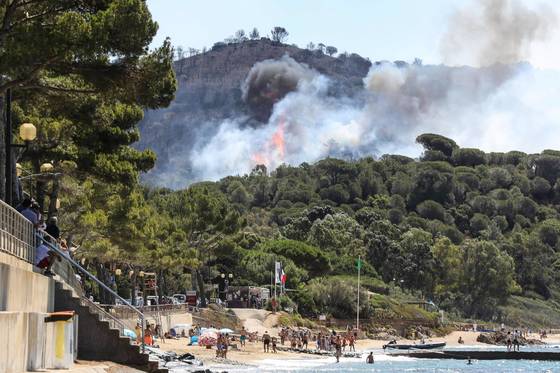 남프랑스 해변에서 산불이 일어나 휴양객들을 위협하고 있다. [AFP=연합뉴스]