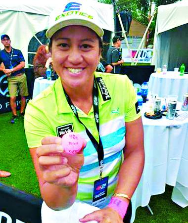 필리스 메티가 26일(한국시간) 열린 월드 롱 드라이브 챔피언십 여자부 준결승에서 406야드를 날려 여자 선수 드라이브샷 최장거리 세계 신기록을 세운 뒤 ‘406’이라는 숫자가 적힌 볼을 들고 웃고 있다. 볼빅 제공