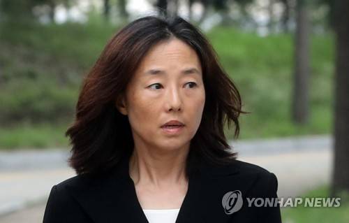 (의왕=연합뉴스) 김주성 기자 = 문화·예술계 지원배제 명단인 이른바 '블랙리스트' 작성·관리에 관여한 혐의에 대해 법원으로부터 집행유예를 선고받은 조윤선 전 문화체육관광부 장관이 27일 오후 석방돼 경기도 의왕시 서울구치소에서 나오고 있다.     utzza@yna.co.kr