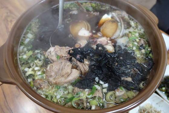 대전 석이 전문음식점 석이원의 대표 음식인 석이전복백숙. 오리·전복·문어·석이가 들어간 백숙의 국물은 오장에 좋은 한약재 5가지씩 25가지를 포함해 모두 30가지의 약재가 들어갔다. 갈색 맑은 국물은 보기엔 한약 같지만 약 냄새가 전혀 없다. 맛이 맑고 시원하며 구수하고 깊다. 떠있는 검은 조각들이 석이버섯이다. 따끈한 국물 한 대접 마시면 ‘맛있는 보약’ 한 첩 먹는 느낌이다.