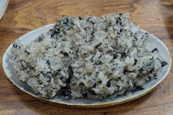 백숙에 따라 나오는 석이찰밥. 석이 채와 석이 우린 물로 밥을 지어 인산가 생활죽염으로 간을 했다. 백숙 국물에 말아서 먹으라고 나오지만 그냥 먹어도 아주 별미다. 따로 주문하면 3000원을 받는다.