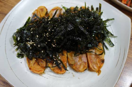 음식 이름은 ‘석이멍게숙회’이지만 흔히 부르는 이름은 석이멍게젓갈이다. 석이버섯 추출액과 멍게를 죽염·마늘·과일과 섞어 저온에서 숙성 발효한 다음 급랭했다. 이상권 대표가 40대 말 만학으로 대학 대체의학과에 다닐 때 개발해 2012년 특허를 받은 건강 기능성 식품이다.