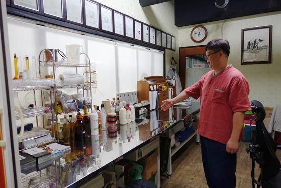 석이원주조의 연구실 겸 실험실이자 이상권 대표의 공부방. 벽에는 특허증·제조허가서·영업신고서 등 각종 증명서가 걸려있다. 벽으로 나뉜 옆 칸은 석이원 음식점이다.