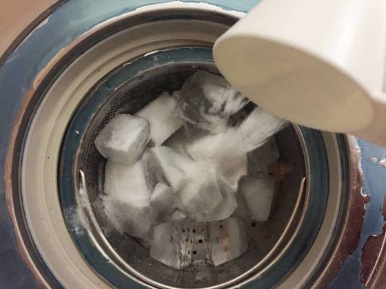 식초얼음에 베이킹소다를 뿌려 놓으면 얼음이 녹으면서 천천히 거품이 만들어져 싱크대 배수구가 더 깨끗해진다.