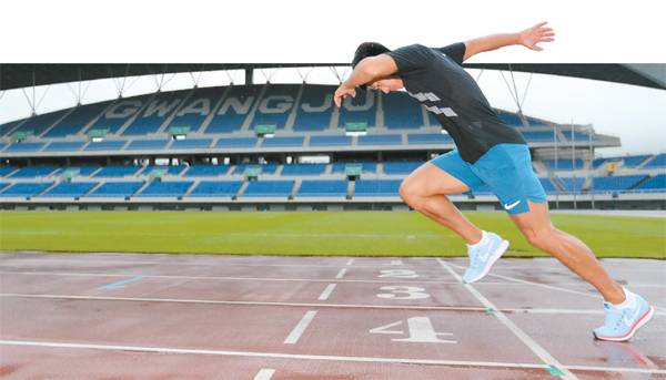 한국 육상 단거리의 희망 김국영이 지난 15일 광주월드컵경기장에서 훈련 도중 힘차게 스타트 하고 있다. 김국영은 "100m는 고통과 희열이 교차하는 경기"라고 말했다. [광주 = 한주형 기자]