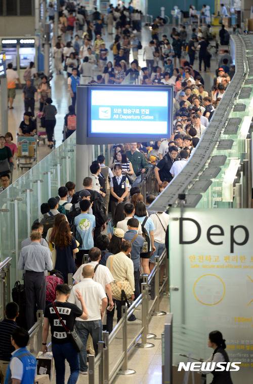 【인천공항=뉴시스】임태훈 기자 = 본격적인 여름휴가철을 맞아 인천국제공항 출국장이 해외여행객들로 붐비고 있다. 2017.08.02. taehoonlim@newsis.com