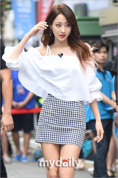 ▲경리 '뜨거운 시선 한 몸에'