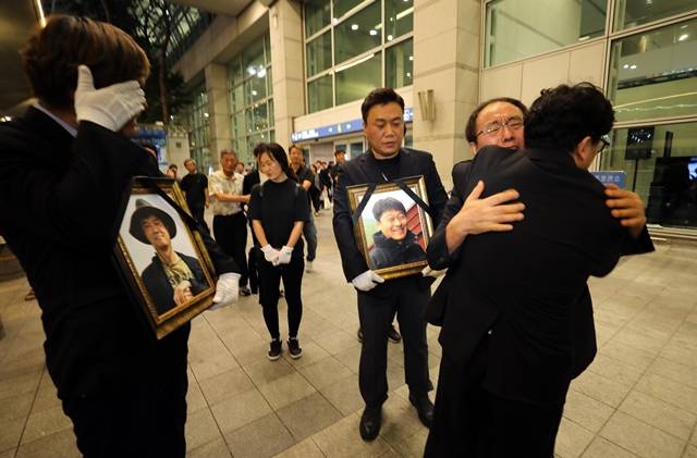 박환성·김광일 PD의 영정을 마주한 한국독립PD협회 회원들.