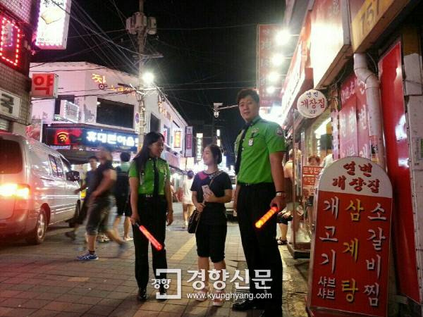 지난해 시범운영 당시 성남시민순찰대원이 늦은 저녁 골목길에서 여성의 주거지까지 동행하며 안전을 지켜주고 있다. ｜성남시 제공