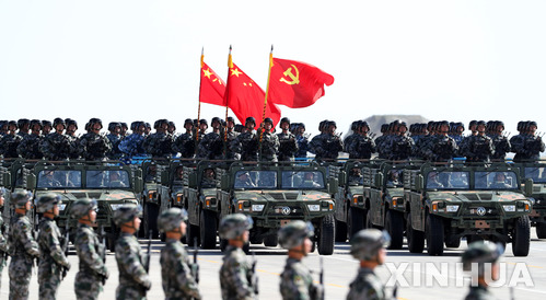 【주르허(중 네이멍구자치구)=신화/뉴시스】중국이 군 창설 90주년을 맞아 30일 대규모 열병식을 연 가운데 군인들이 중국공산당 당기(맨 앞), 국기, 인민해방군 군기 순서로 깃발을 들고 등장하고 있다. 깃발 등장 순서를 둘러싸고 국기를 최우선에 둬야 한다는 관련 법 위반 논란이 제기되고 있다. 2017.07.31