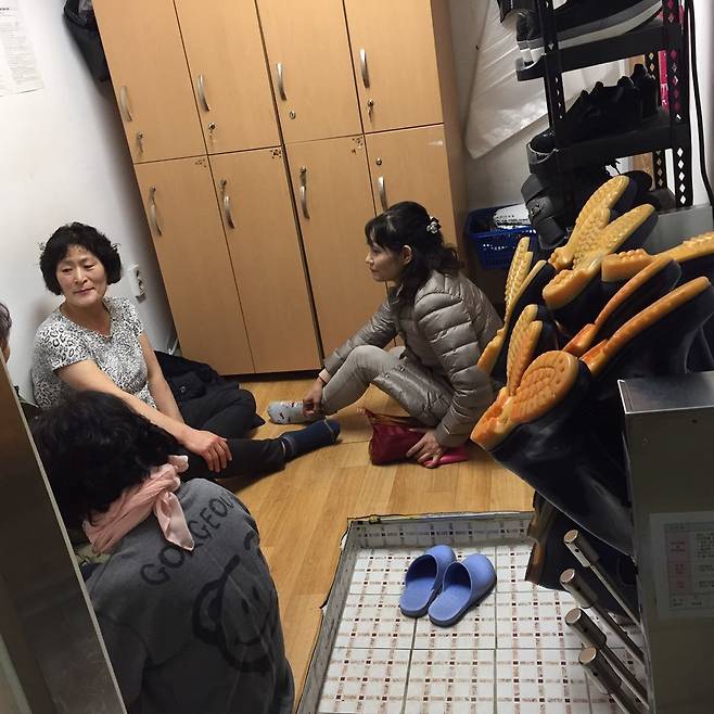 학교 급식 노동자들이 좁은 휴게실에 모여 이야기를 나누고 있는 모습. 전국학교비정규직노조 강원지부