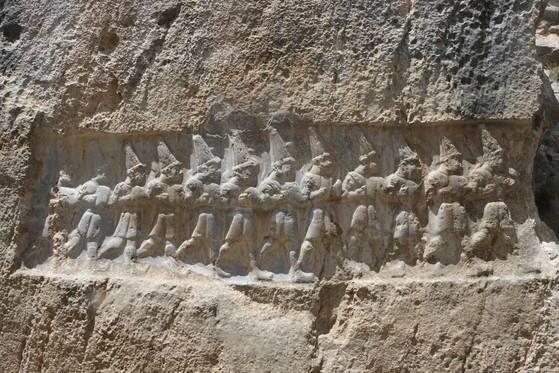 ‘신들의 계곡’으로 불리는 야즐르카야 암벽에 조각 된 ‘12명의 지하세계 신’.