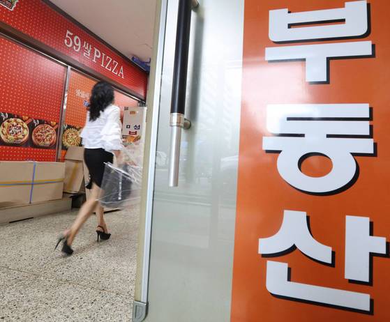 정부의 강도 높은 부동산 대책 발표를 앞두고 주택시장이 촉각을 곤두세우고 있다.